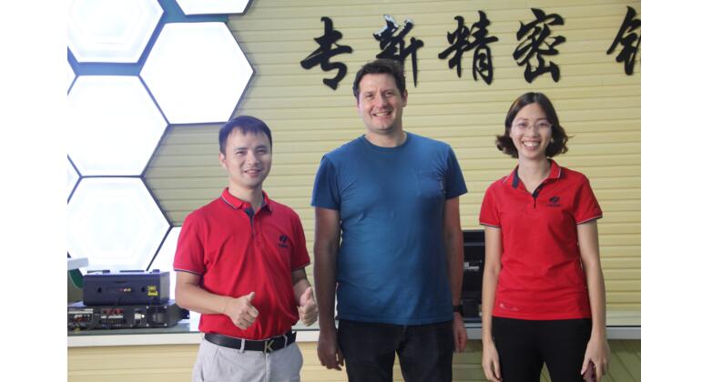 机械加工厂与客户合影